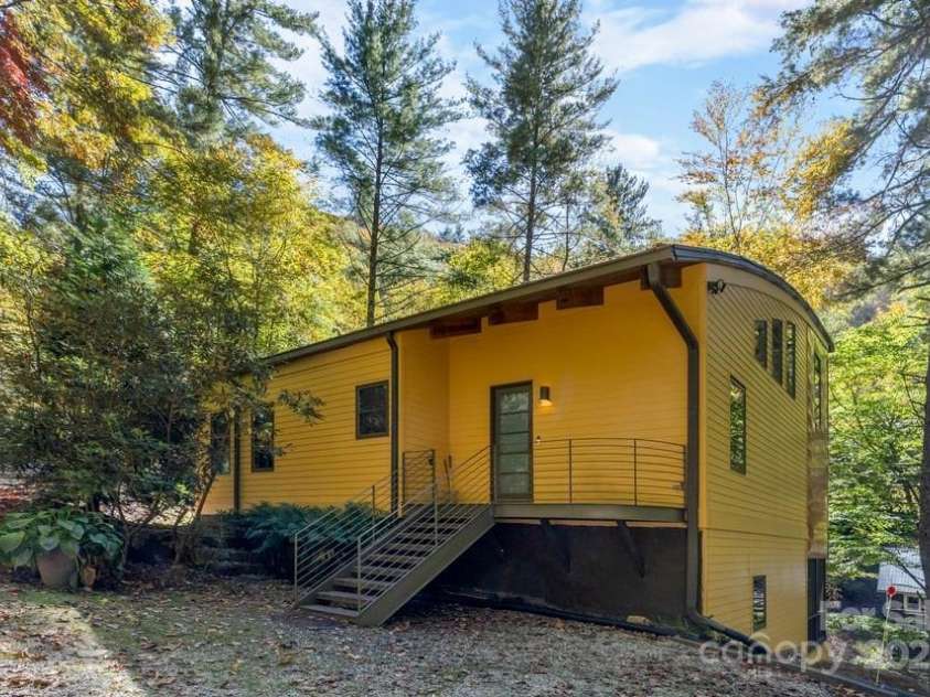 187 Big Buck Road, Highlands, NC 28741.  MLS# CAR4317414, YatesRealty ID 45286. Fron Porch Entrance