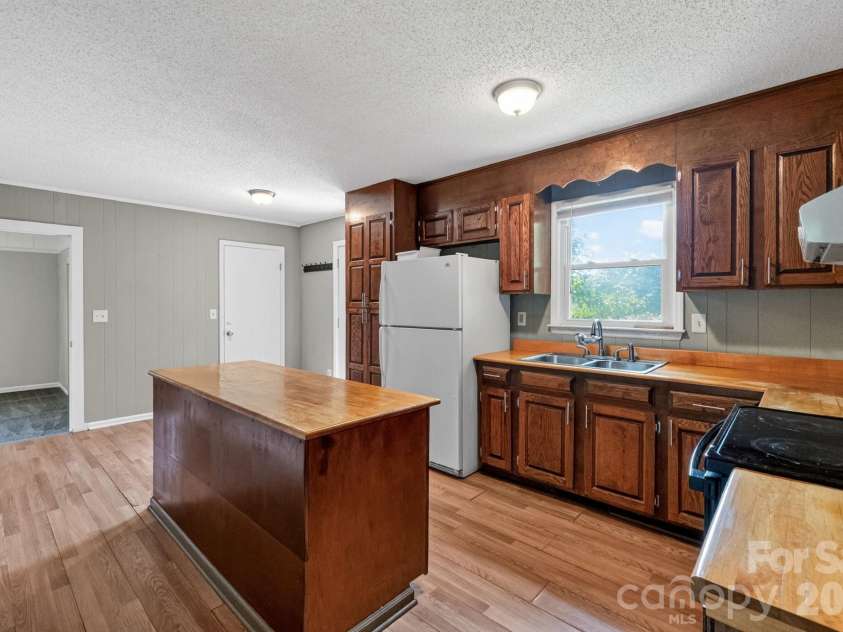 123 Robinette Lane, Statesville, NC 28625.  MLS# CAR4414963, YatesRealty ID 45287. 