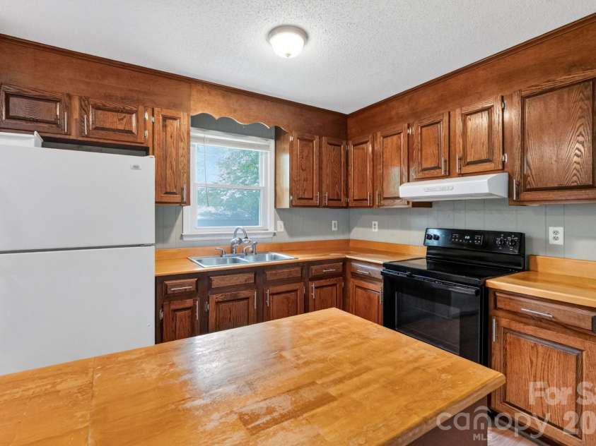 123 Robinette Lane, Statesville, NC 28625.  MLS# CAR4414963, YatesRealty ID 45287. 