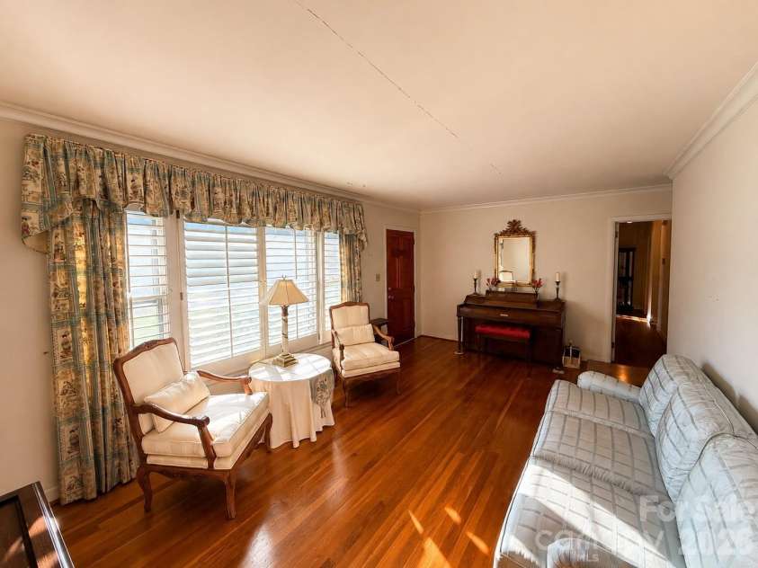6124 Donna Drive, Charlotte, NC 28213.  MLS# CAR4416169, YatesRealty ID 45289. 