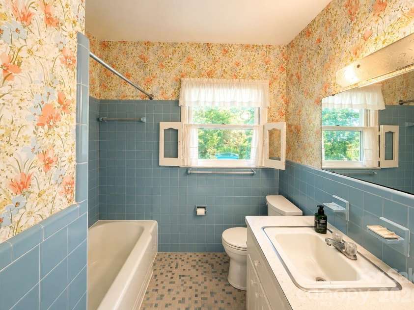 6124 Donna Drive, Charlotte, NC 28213.  MLS# CAR4416169, YatesRealty ID 45289. 