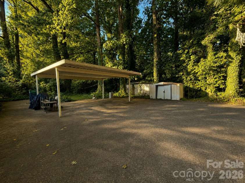 6124 Donna Drive, Charlotte, NC 28213.  MLS# CAR4416169, YatesRealty ID 45289. 