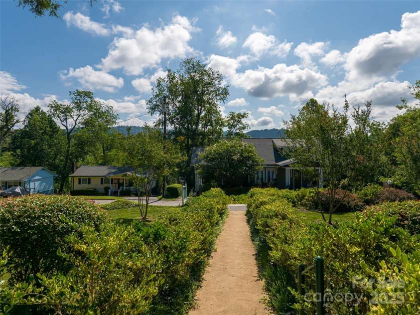 46 Cumberland Circle, Asheville, NC 28801.  MLS# CAR4280409, YatesRealty ID 4529. 