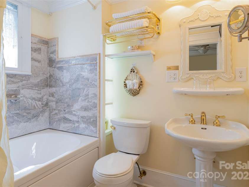46 Cumberland Circle, Asheville, NC 28801.  MLS# CAR4280409, YatesRealty ID 4529. 