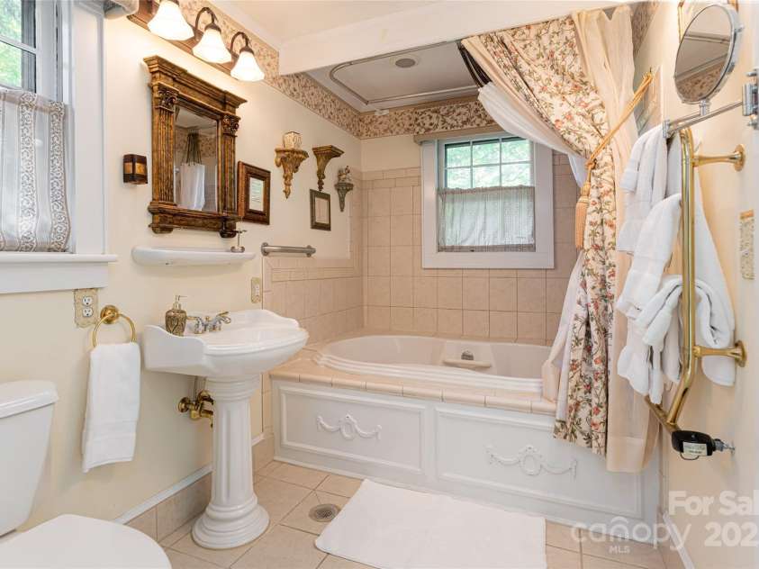 46 Cumberland Circle, Asheville, NC 28801.  MLS# CAR4280409, YatesRealty ID 4529. 