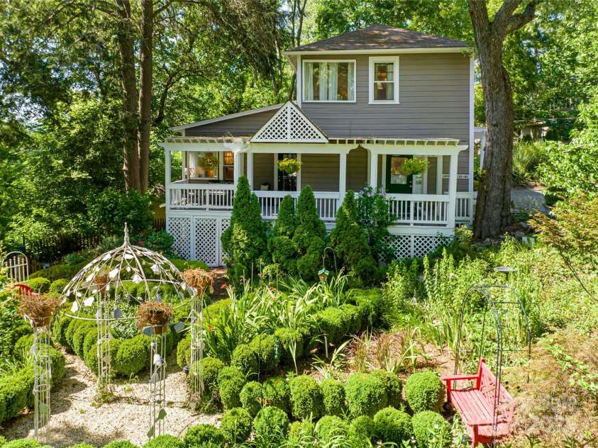 46 Cumberland Circle, Asheville, NC 28801.  MLS# CAR4280409, YatesRealty ID 4529. 
