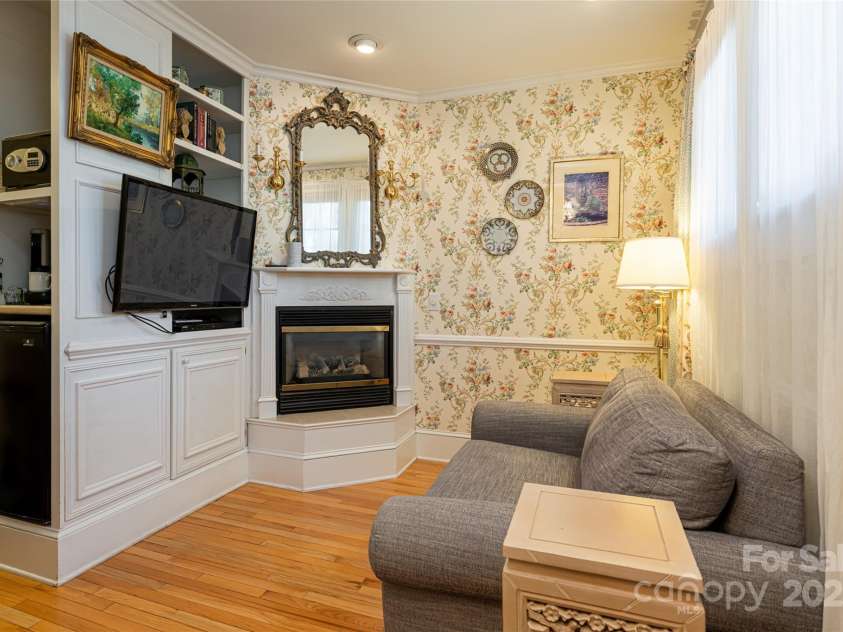 46 Cumberland Circle, Asheville, NC 28801.  MLS# CAR4280409, YatesRealty ID 4529. 