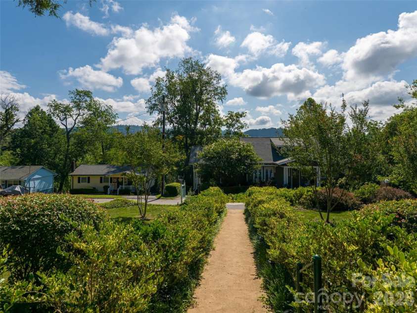 46 Cumberland Circle, Asheville, NC 28801.  MLS# CAR4280409, YatesRealty ID 4529. 
