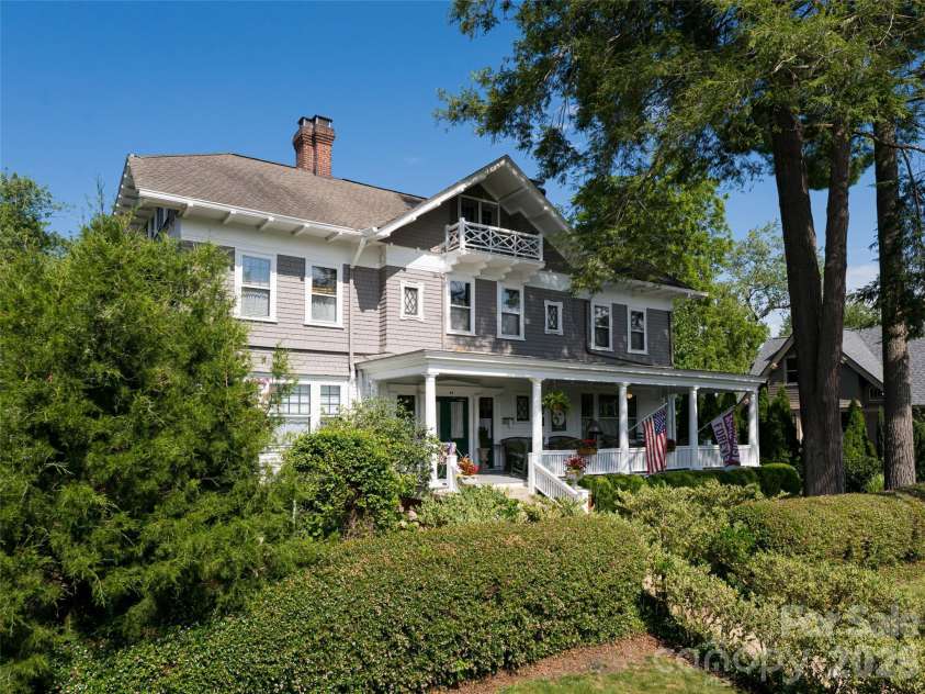 46 Cumberland Circle, Asheville, NC 28801.  MLS# CAR4280409, YatesRealty ID 4529. 