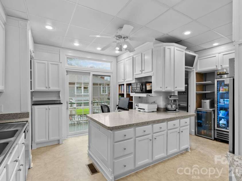 46 Cumberland Circle, Asheville, NC 28801.  MLS# CAR4280409, YatesRealty ID 4529. 