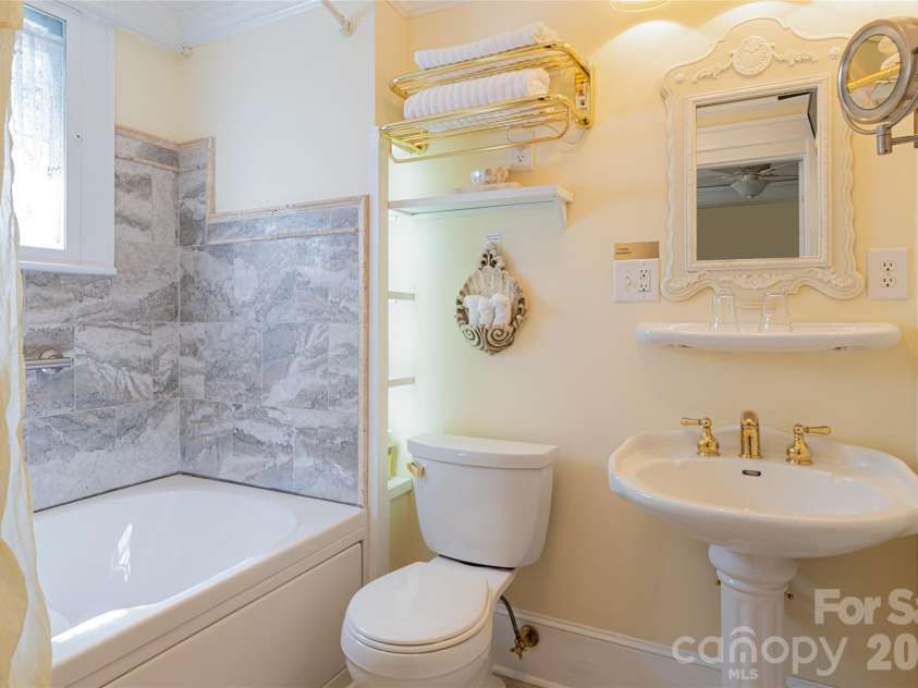 46 Cumberland Circle, Asheville, NC 28801.  MLS# CAR4280409, YatesRealty ID 4529. 