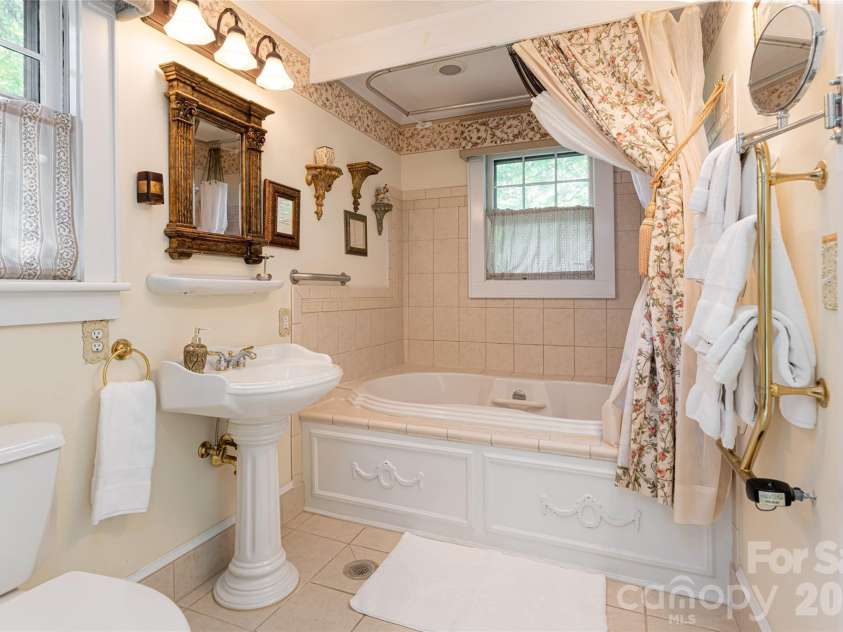 46 Cumberland Circle, Asheville, NC 28801.  MLS# CAR4280409, YatesRealty ID 4529. 