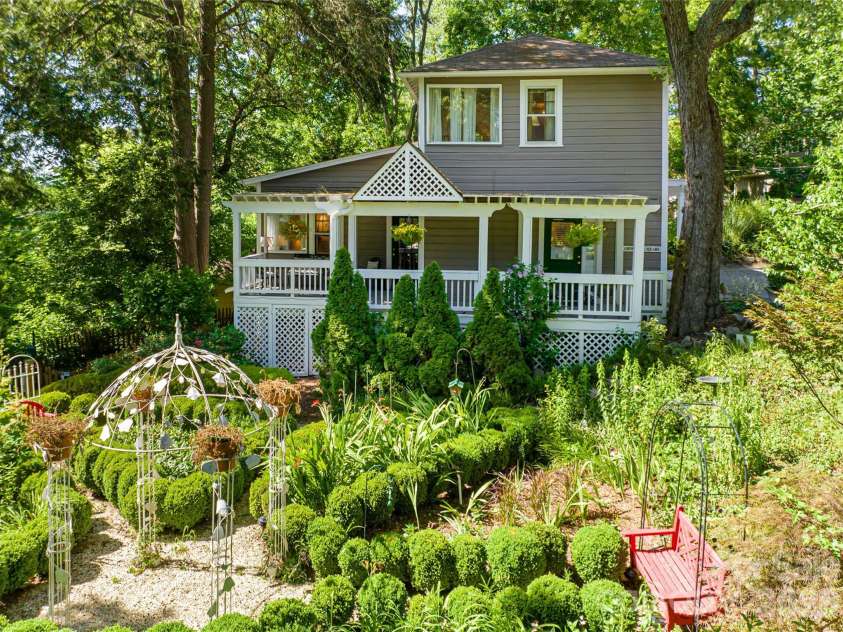 46 Cumberland Circle, Asheville, NC 28801.  MLS# CAR4280409, YatesRealty ID 4529. 