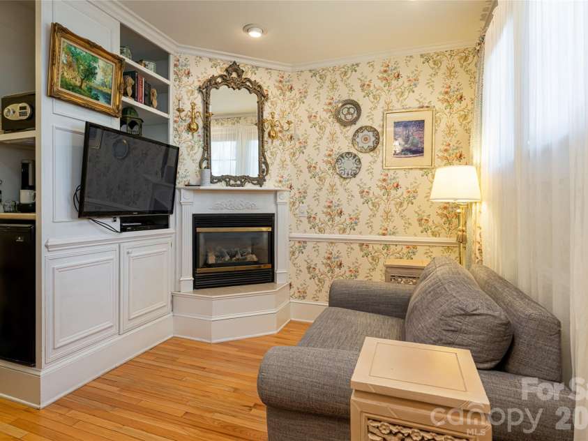 46 Cumberland Circle, Asheville, NC 28801.  MLS# CAR4280409, YatesRealty ID 4529. 