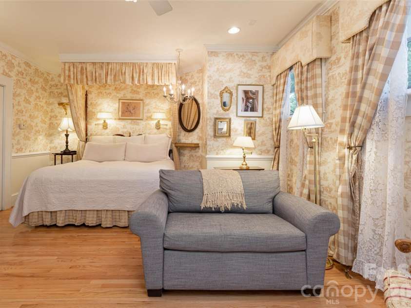 46 Cumberland Circle, Asheville, NC 28801.  MLS# CAR4280409, YatesRealty ID 4529. 