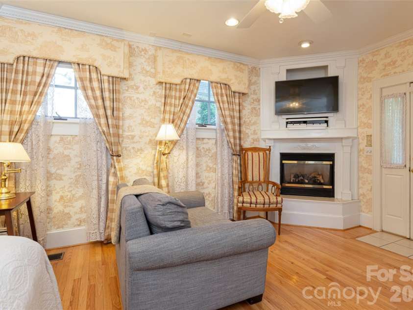 46 Cumberland Circle, Asheville, NC 28801.  MLS# CAR4280409, YatesRealty ID 4529. 