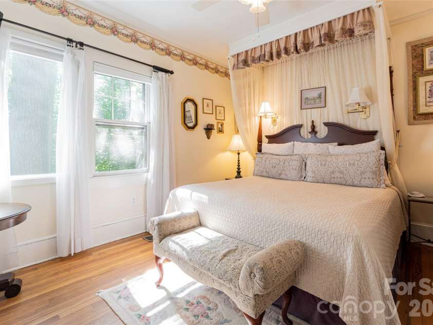46 Cumberland Circle, Asheville, NC 28801.  MLS# CAR4280409, YatesRealty ID 4529. 