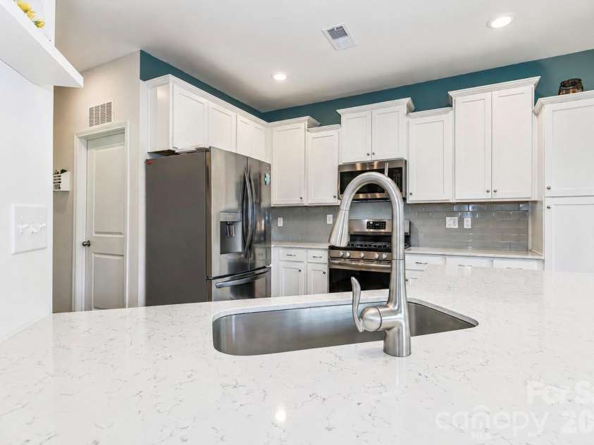 333 Kennerly Center Drive, Mooresville, NC 28115.  MLS# CAR4413957, YatesRealty ID 45290. Kitchen