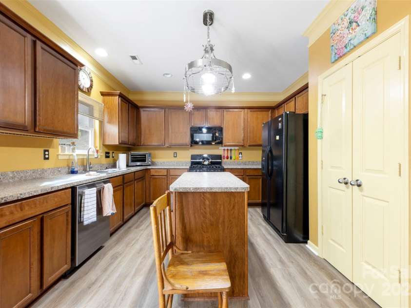 460 Headwaters Way, Rock Hill, SC 29730.  MLS# CAR4317561, YatesRealty ID 45293. Kitchen