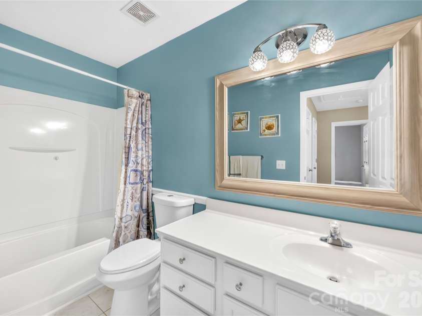 1429 Valann Farm Court, Rock Hill, SC 29732.  MLS# CAR4415646, YatesRealty ID 45298. Upper level full bath with tile floor.