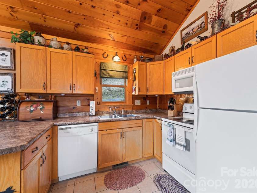 16 Hiawatha Drive, Maggie Valley, NC 28751.  MLS# CAR4405561, YatesRealty ID 45299. Kitchen