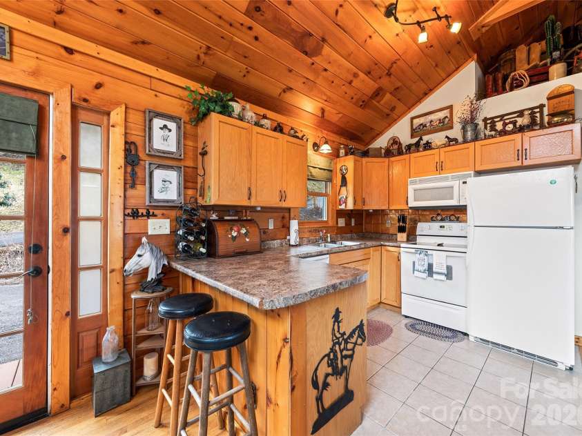 16 Hiawatha Drive, Maggie Valley, NC 28751.  MLS# CAR4405561, YatesRealty ID 45299. Kitchen with Breakfast Bar