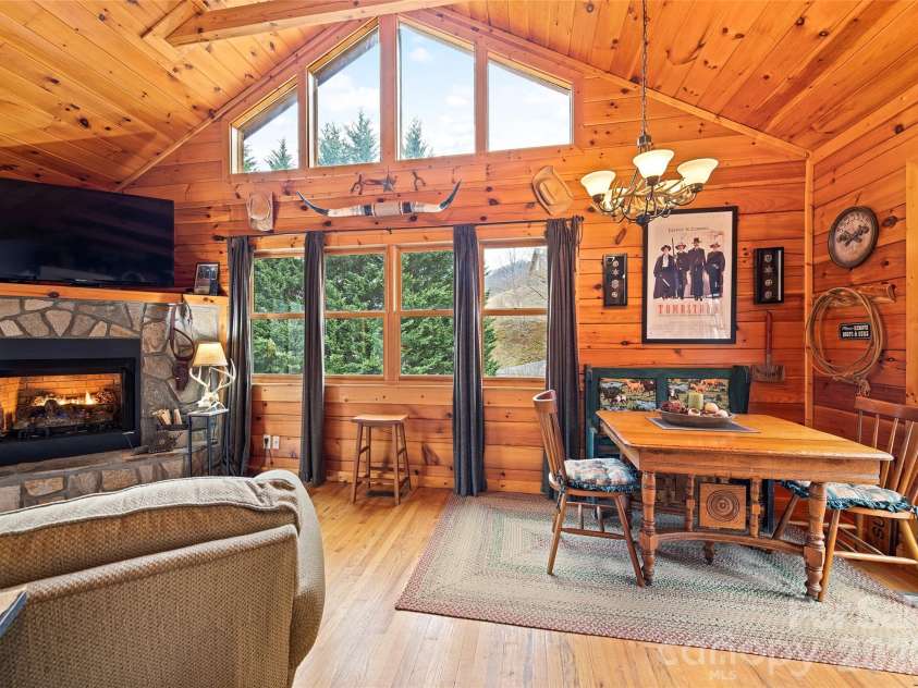 16 Hiawatha Drive, Maggie Valley, NC 28751.  MLS# CAR4405561, YatesRealty ID 45299. Living Room/Kitchen Table