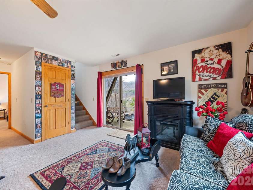 16 Hiawatha Drive, Maggie Valley, NC 28751.  MLS# CAR4405561, YatesRealty ID 45299. Lower-Level Bathroom and Laundry with Dual-Access