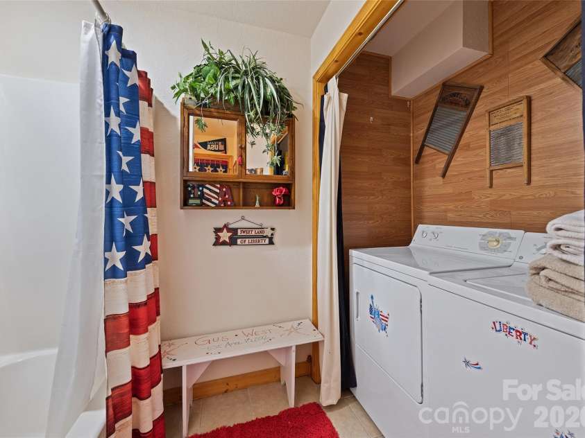 16 Hiawatha Drive, Maggie Valley, NC 28751.  MLS# CAR4405561, YatesRealty ID 45299. Lower-Level Full Bath and Laundry with Dual-Access