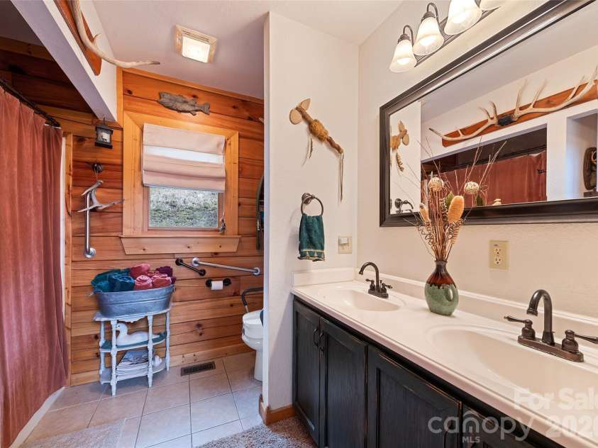 16 Hiawatha Drive, Maggie Valley, NC 28751.  MLS# CAR4405561, YatesRealty ID 45299. Main-Level Dual-Access Bathroom
