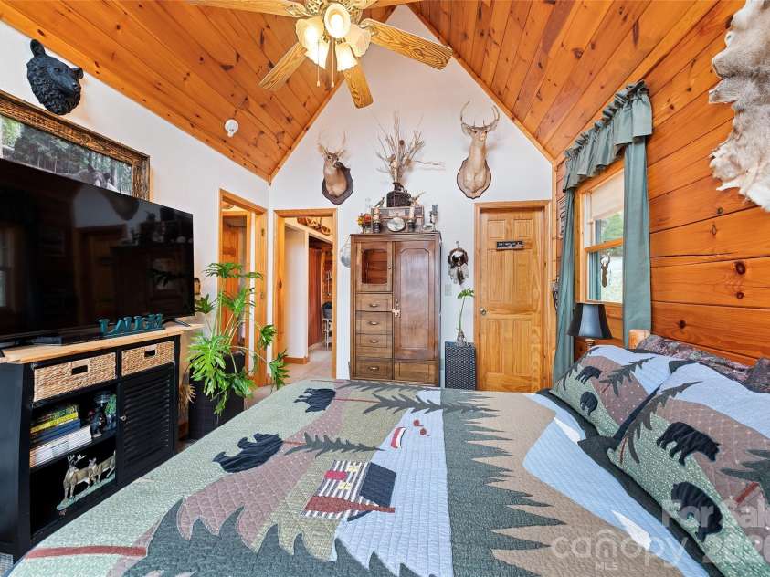 16 Hiawatha Drive, Maggie Valley, NC 28751.  MLS# CAR4405561, YatesRealty ID 45299. Main-Level Primary Bedroom