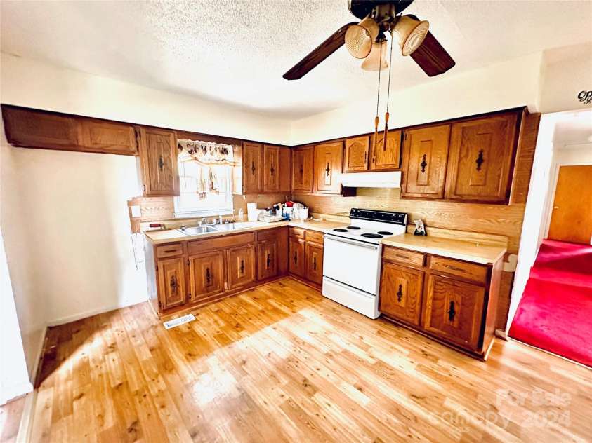 612 Dr Martin Luther King Jr Avenue, Enfield, NC 27823.  MLS# CAR4145152, YatesRealty ID 453. Eat-In Kitchen