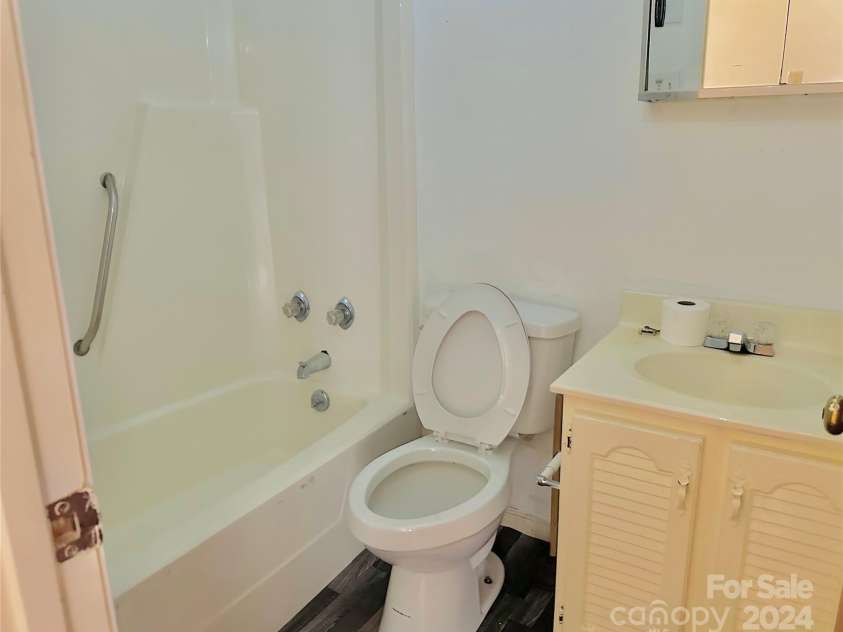 612 Dr Martin Luther King Jr Avenue, Enfield, NC 27823.  MLS# CAR4145152, YatesRealty ID 453. Full Bath