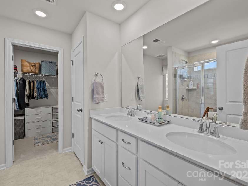 15122 Lake Ridge Road, Charlotte, NC 28278.  MLS# CAR4242300, YatesRealty ID 4530. 
