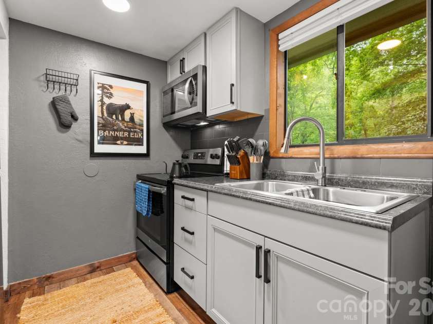 30 Creekside Drive, Banner Elk, NC 28604.  MLS# CAR4398051, YatesRealty ID 45309. 