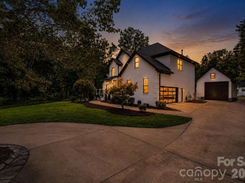 9827 Potter Road, Matthews, NC 28104.  MLS# CAR4406381, YatesRealty ID 45310. 