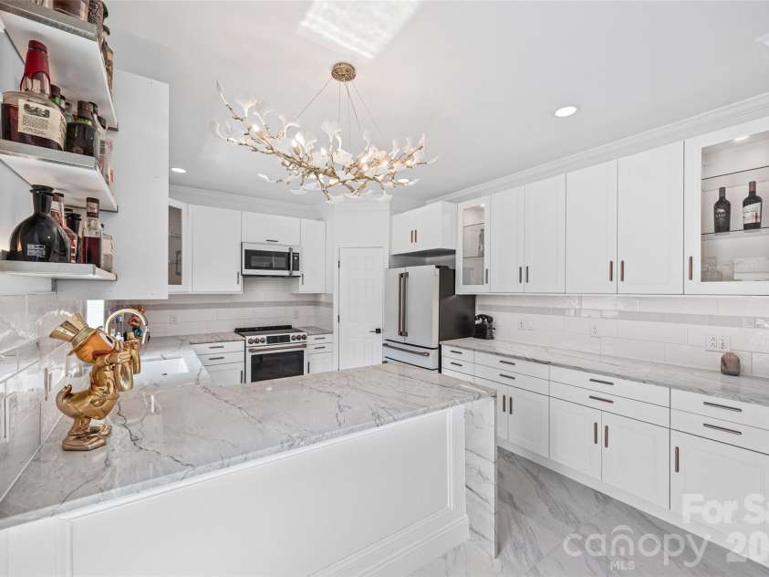9827 Potter Road, Matthews, NC 28104.  MLS# CAR4406381, YatesRealty ID 45310. 