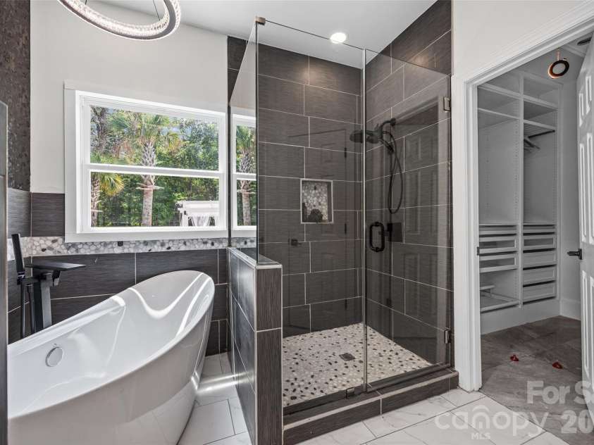 9827 Potter Road, Matthews, NC 28104.  MLS# CAR4406381, YatesRealty ID 45310. 