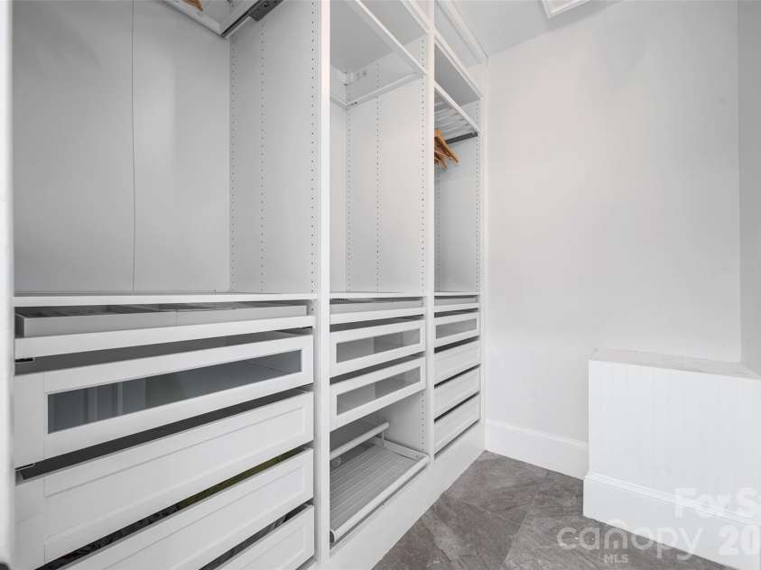 9827 Potter Road, Matthews, NC 28104.  MLS# CAR4406381, YatesRealty ID 45310. 