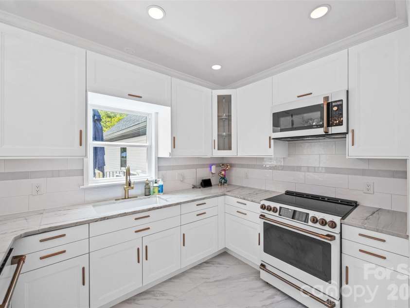 9827 Potter Road, Matthews, NC 28104.  MLS# CAR4406381, YatesRealty ID 45310. 