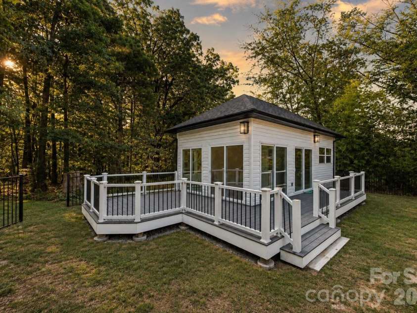 9827 Potter Road, Matthews, NC 28104.  MLS# CAR4406381, YatesRealty ID 45310. 
