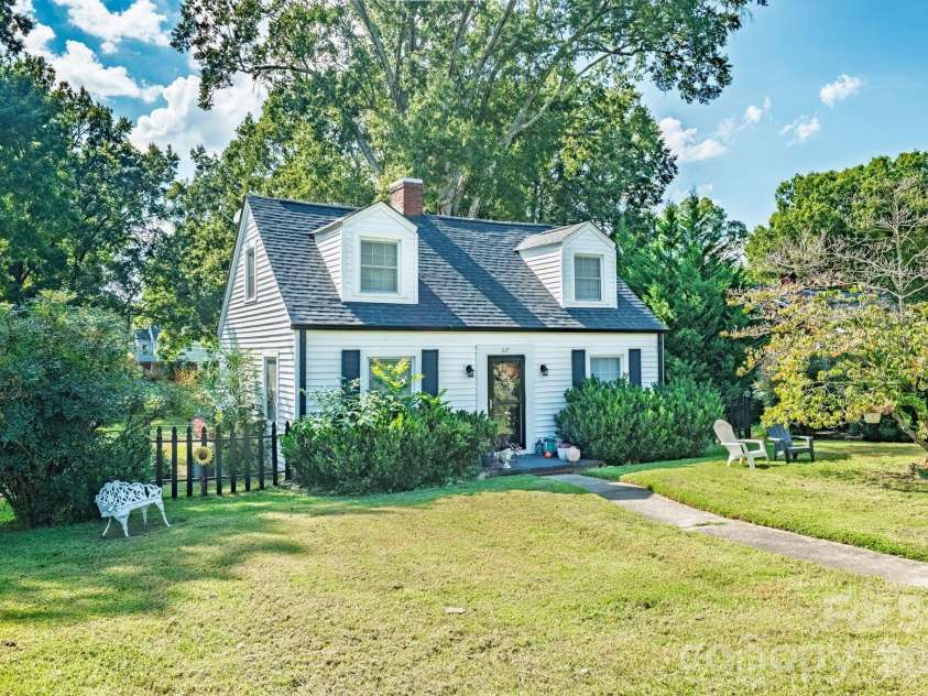 627 6th Street, Albemarle, NC 28001.  MLS# CAR4415919, YatesRealty ID 45315. 