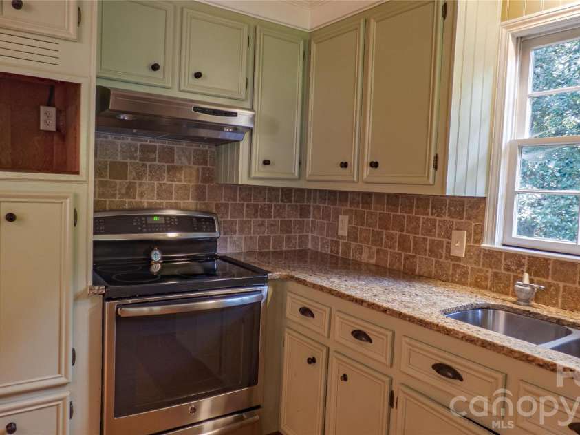 115 Rainbow Lane, Mooresville, NC 28117.  MLS# CAR4413654, YatesRealty ID 45316. 