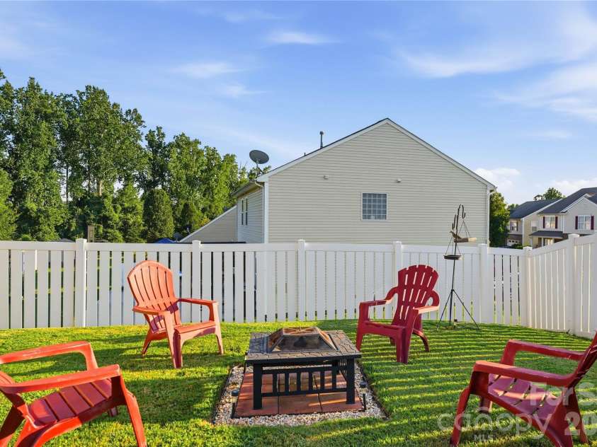 865 Willow Creek Drive, Gastonia, NC 28054.  MLS# CAR4415950, YatesRealty ID 45318. 