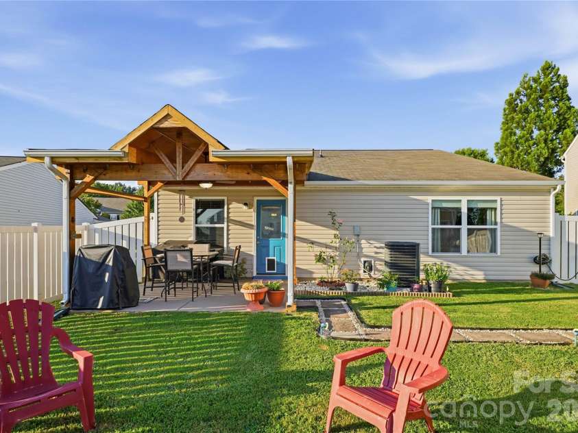 865 Willow Creek Drive, Gastonia, NC 28054.  MLS# CAR4415950, YatesRealty ID 45318. 