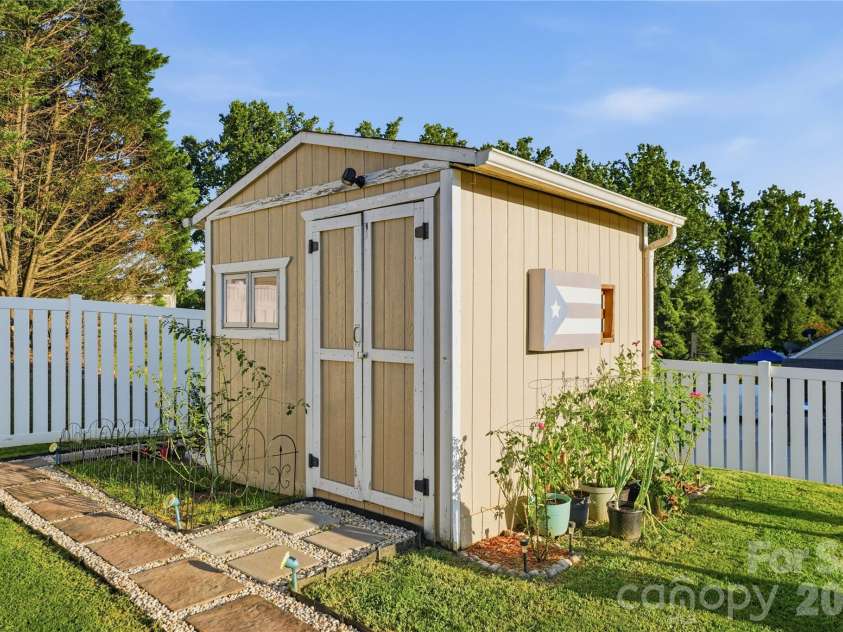 865 Willow Creek Drive, Gastonia, NC 28054.  MLS# CAR4415950, YatesRealty ID 45318. 