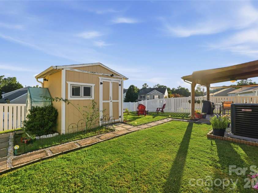 865 Willow Creek Drive, Gastonia, NC 28054.  MLS# CAR4415950, YatesRealty ID 45318. 