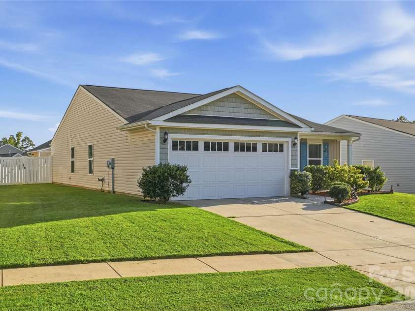 865 Willow Creek Drive, Gastonia, NC 28054.  MLS# CAR4415950, YatesRealty ID 45318. 