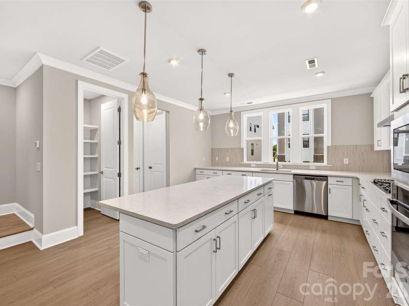 6008 Yellow Buckeye Drive, Charlotte, NC 28277.  MLS# CAR4396142, YatesRealty ID 45319. Light filled gourmet kitchen