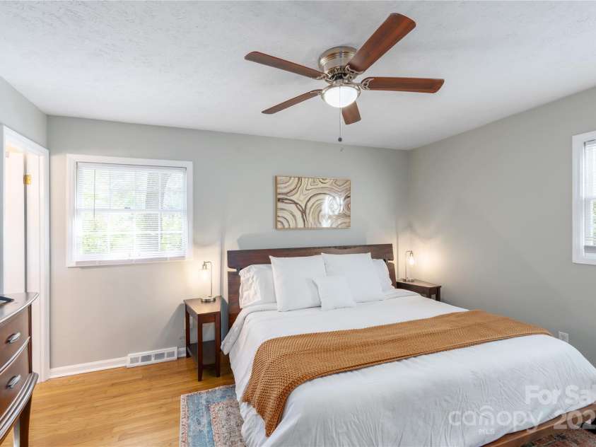 23 Springwood Drive, Asheville, NC 28805.  MLS# CAR4292511, YatesRealty ID 4532. 